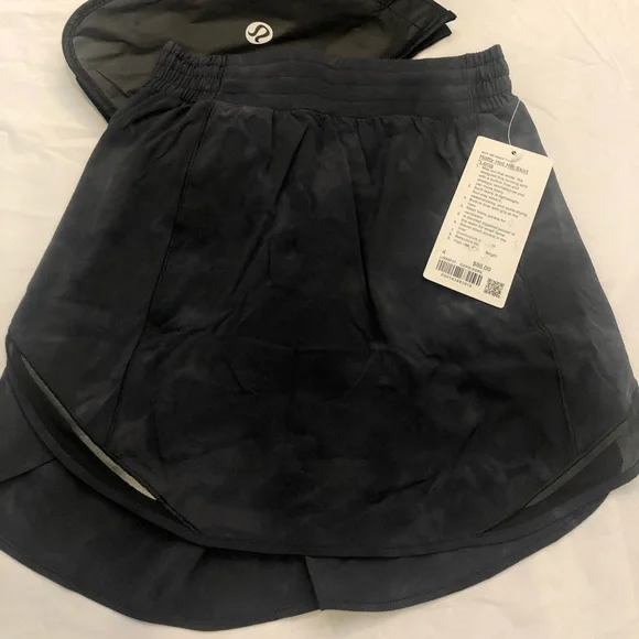 Lululemon Brand New w/Tags, Lulu Hotty Hot HR Shirt with Built In Shorts! - Picture 8 of 10